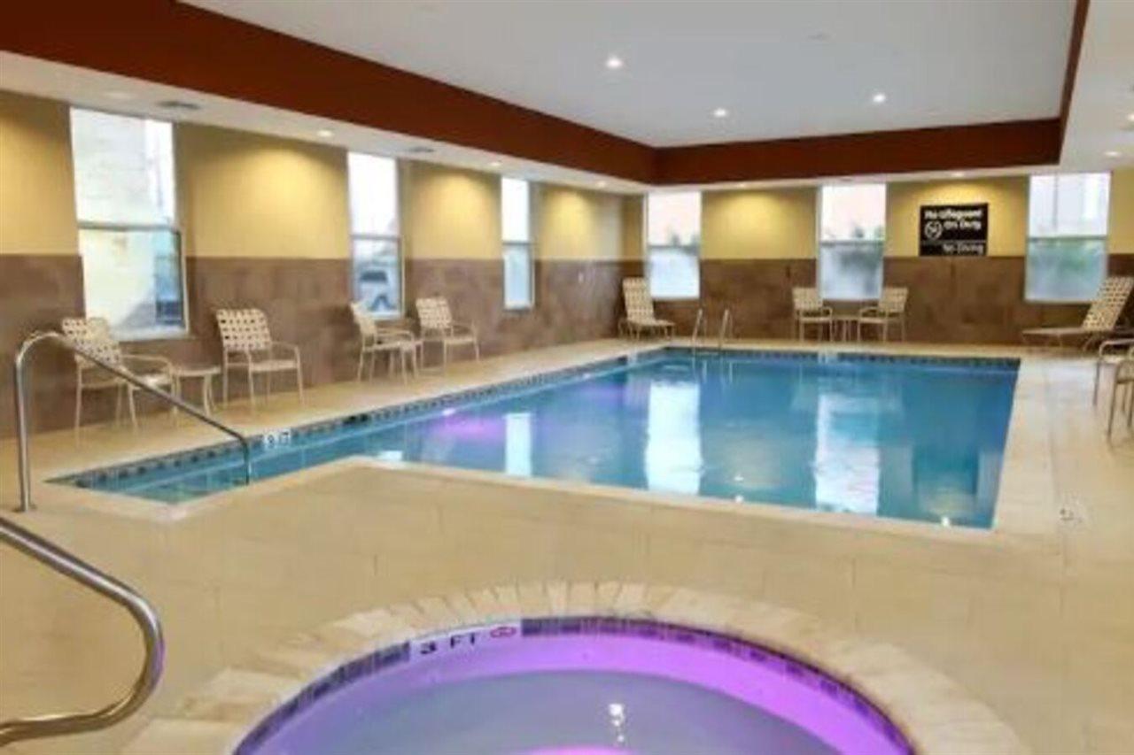 Hampton Inn & Suites Уини Екстериор снимка