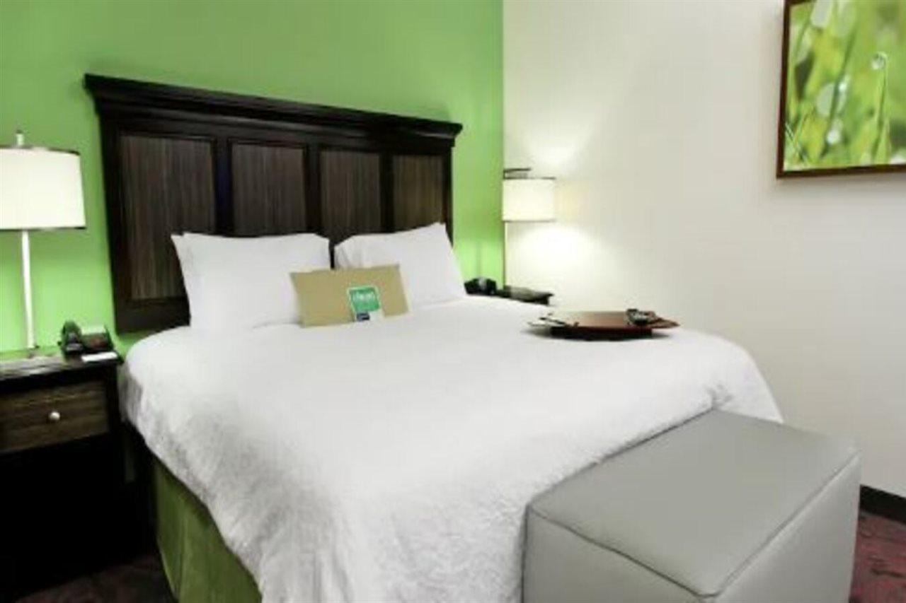 Hampton Inn & Suites Уини Екстериор снимка