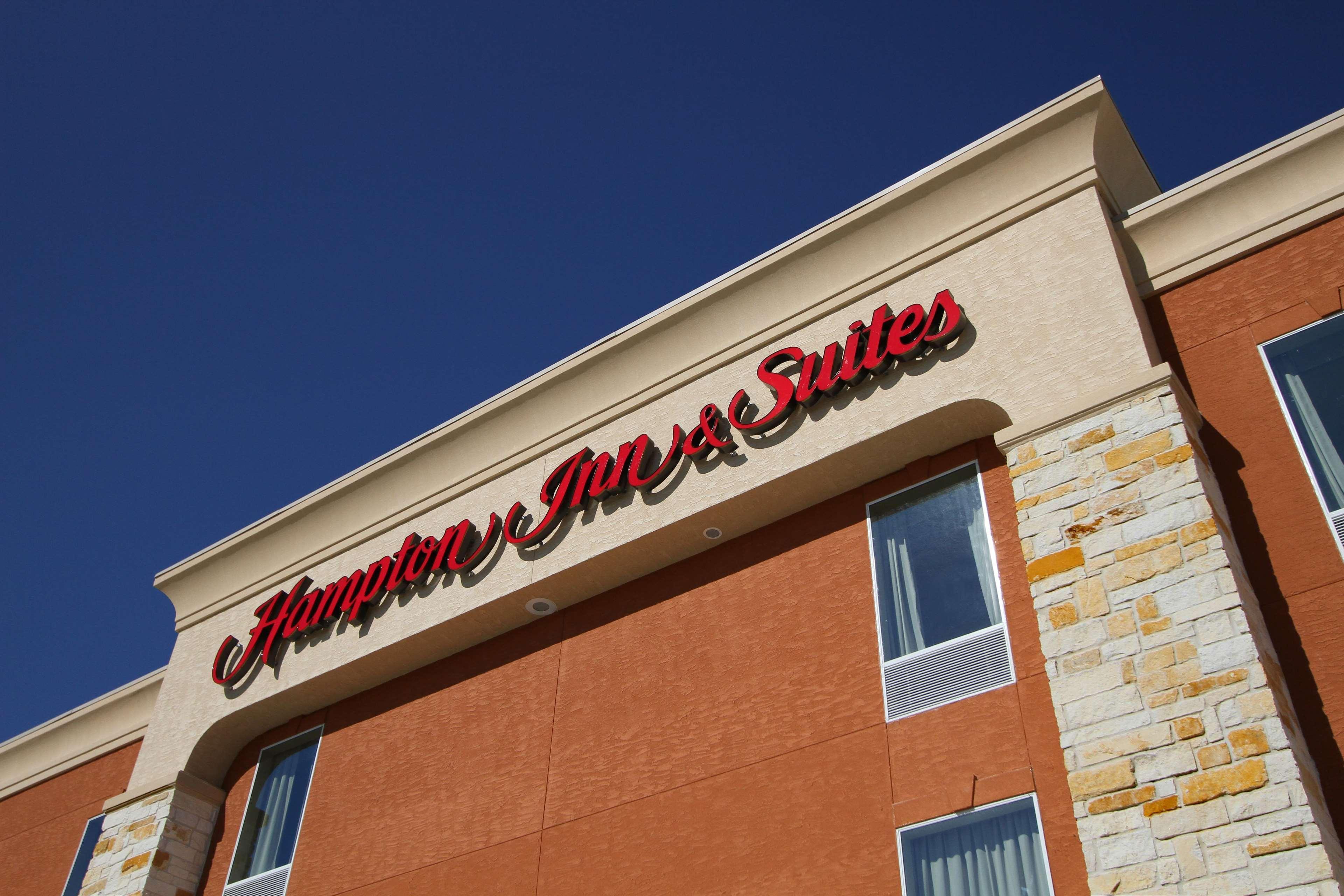 Hampton Inn & Suites Уини Екстериор снимка