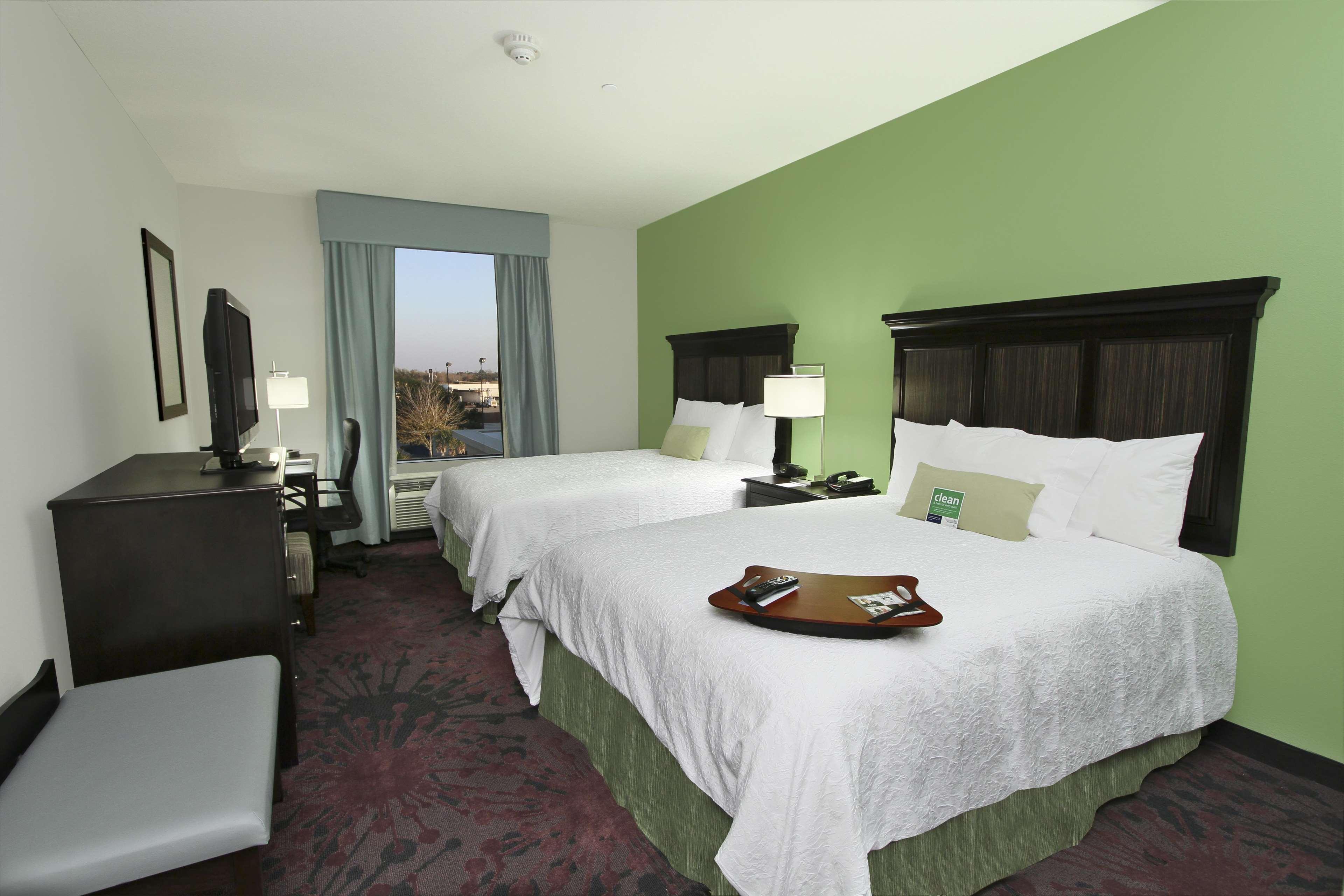 Hampton Inn & Suites Уини Екстериор снимка