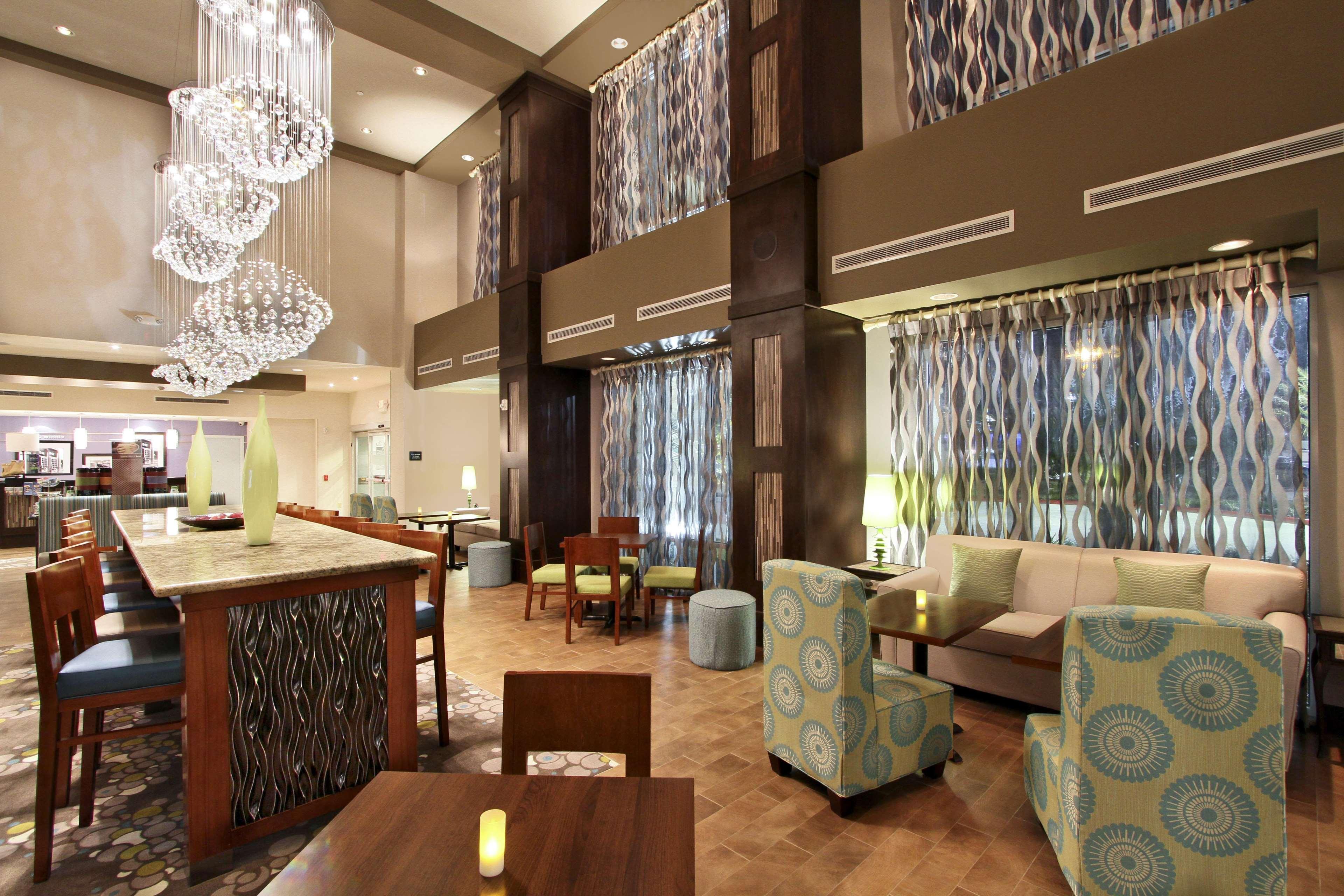 Hampton Inn & Suites Уини Ресторант снимка