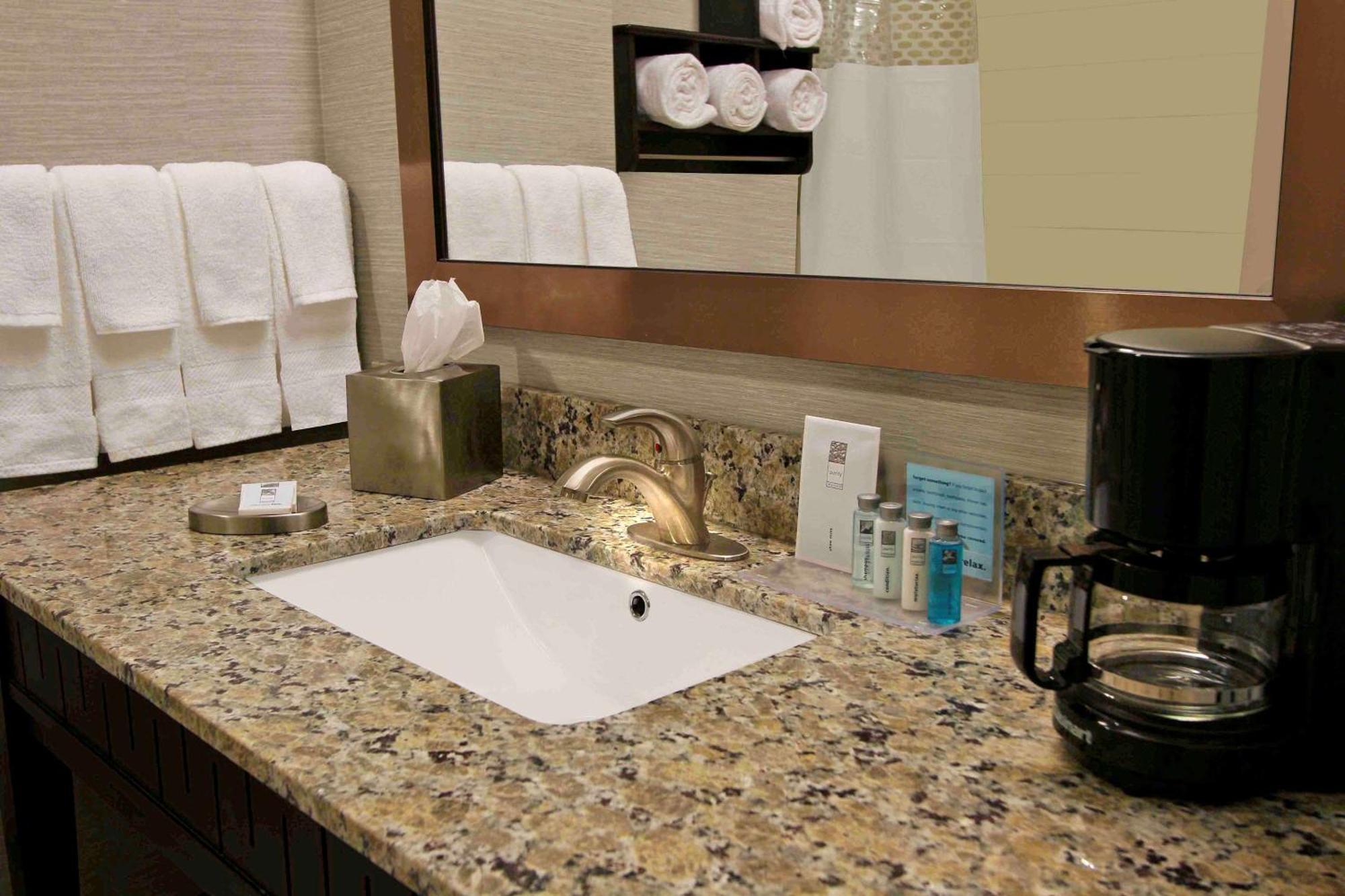Hampton Inn & Suites Уини Екстериор снимка