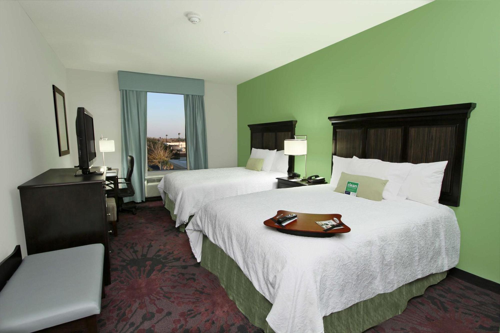 Hampton Inn & Suites Уини Екстериор снимка