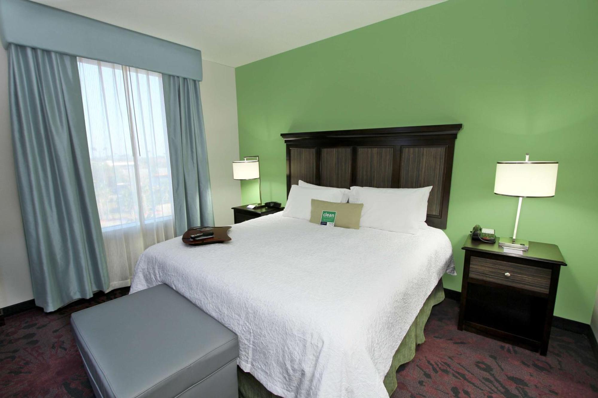 Hampton Inn & Suites Уини Екстериор снимка