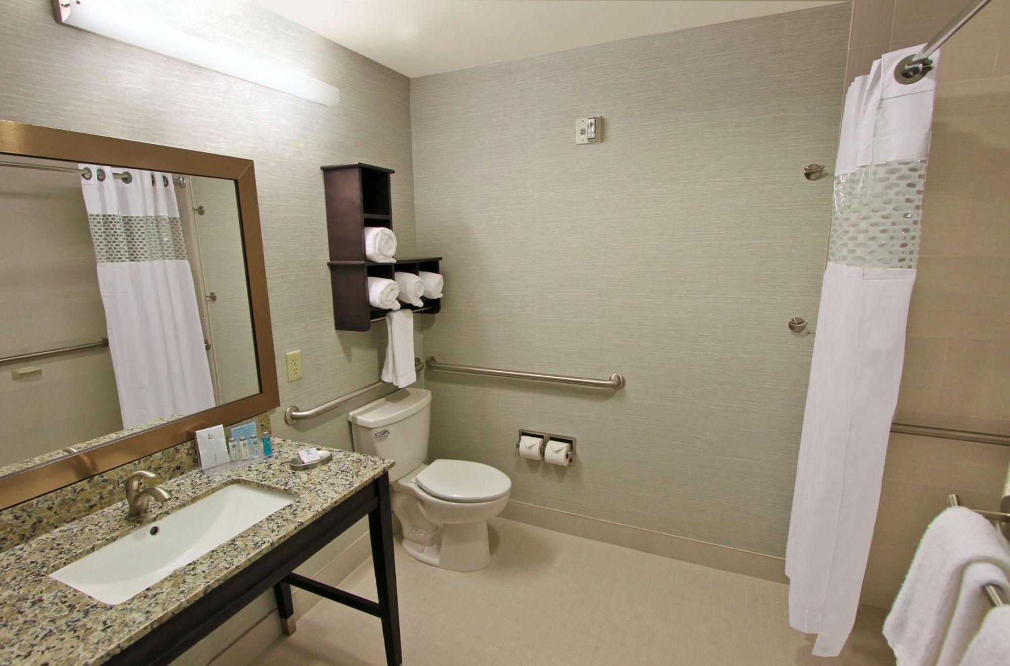 Hampton Inn & Suites Уини Екстериор снимка