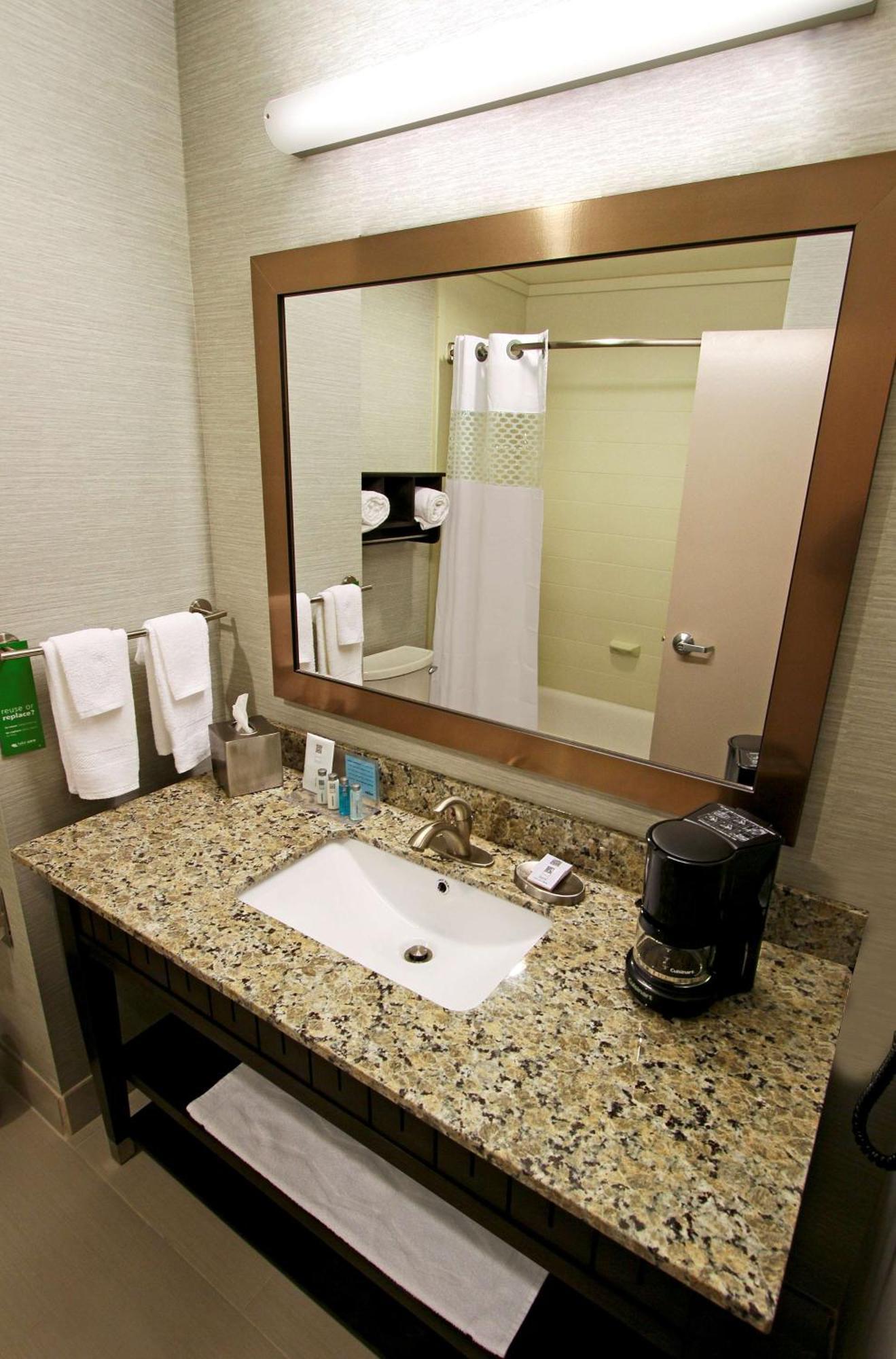 Hampton Inn & Suites Уини Екстериор снимка
