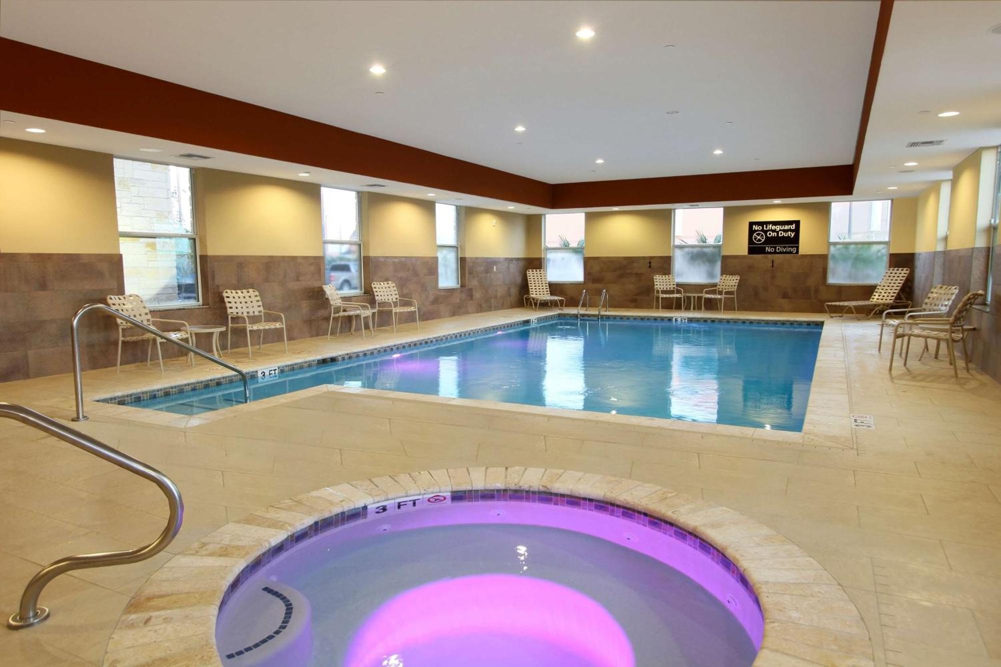 Hampton Inn & Suites Уини Екстериор снимка